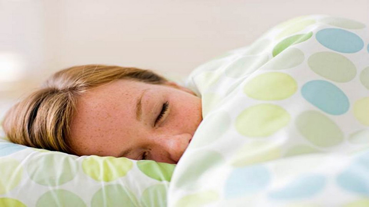 3 tác dụng bất ngờ của việc vừa bật điều hòa vừa đắp chăn khi ngủ